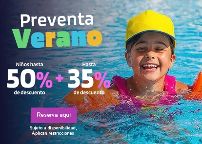 Niño sonriendo bajo el agua con goggles en preventa verano, descuentos del 50% más 30%.