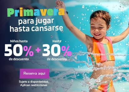 Niña sonriendo en parque acuático con oferta de primavera de hasta 50% más 30% de descuento.